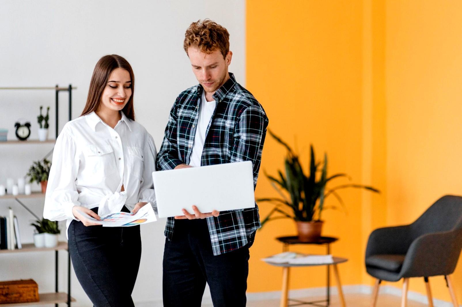 Análise de dados financeiros e relatórios de benchmarking em ambiente empresarial