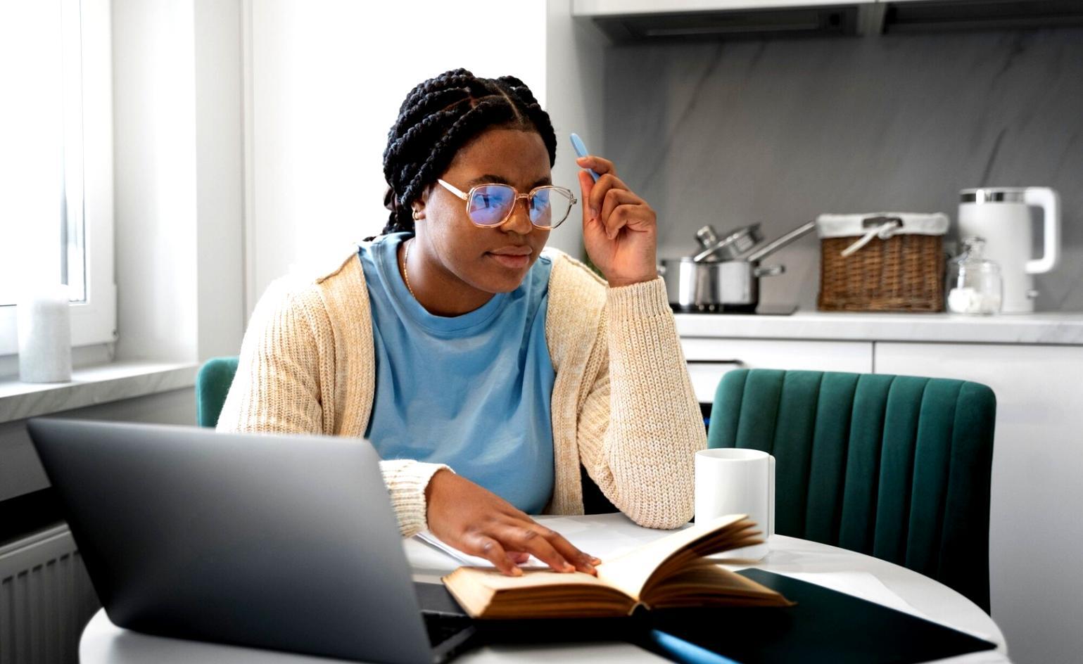 Participantes analisando dados financeiros em sessão prática de benchmarking orçamental