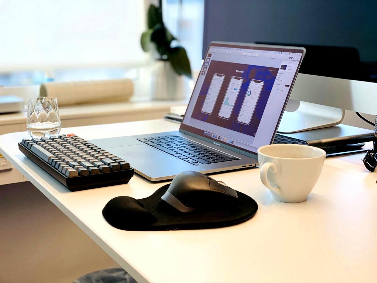 Ambiente de aprendizagem colaborativa com participantes analisando dashboards financeiros