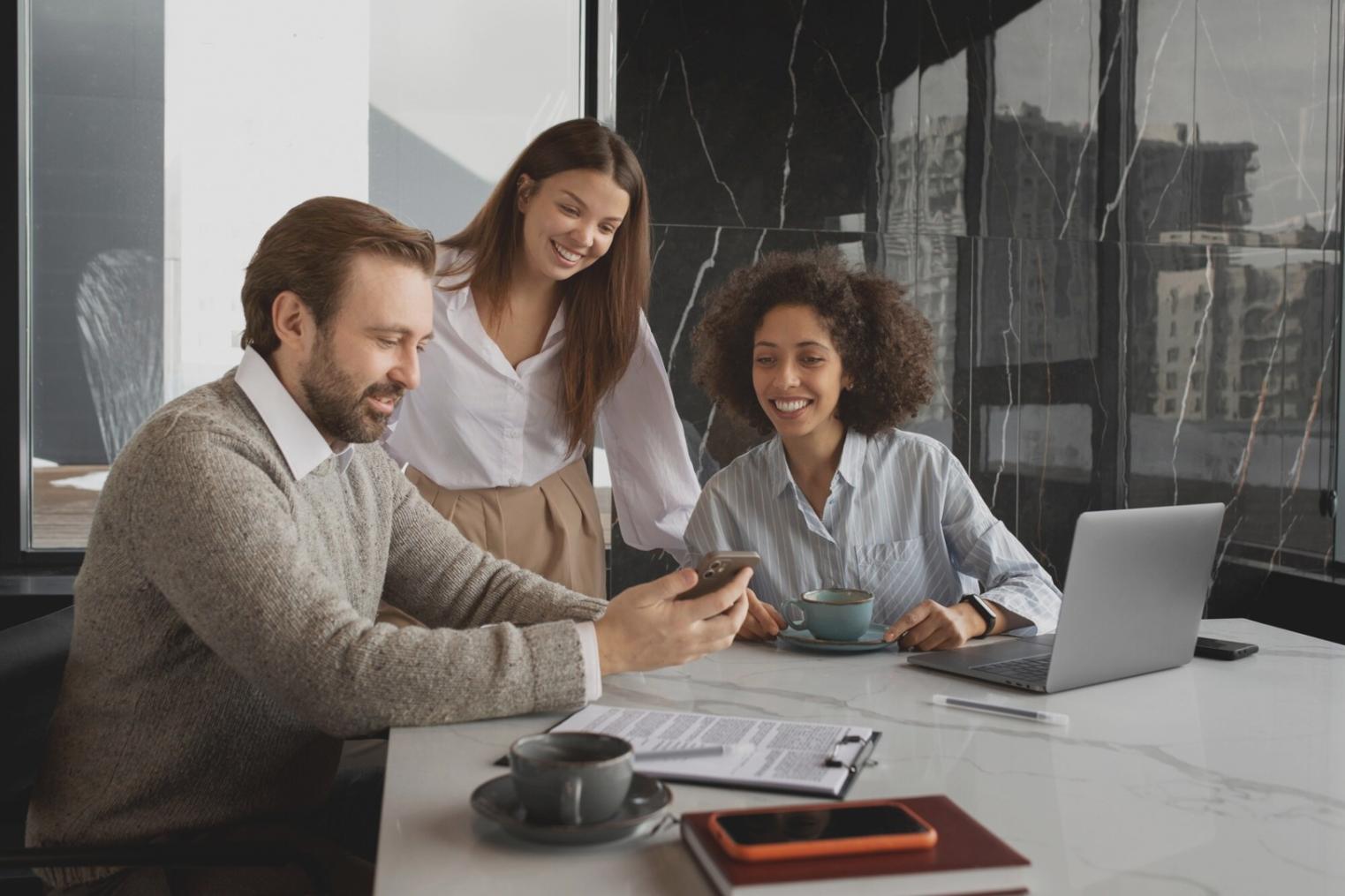 Estudante internacional a planear orçamento em ambiente académico