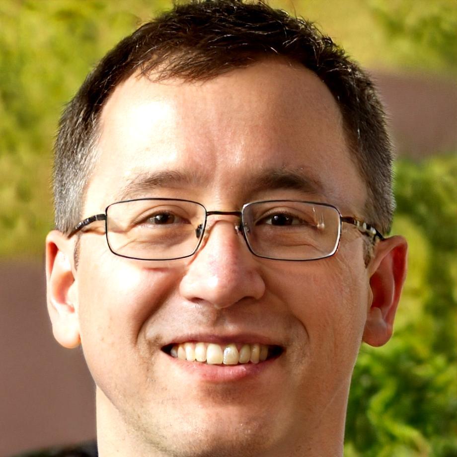 Fotografia de Luka Petrović, conselheiro de orçamento para estudantes